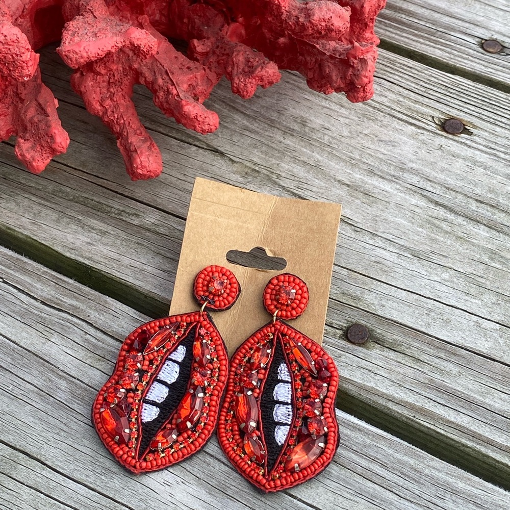 💋Seed Bead Hot Lips Earrings - Picture 2 of 2